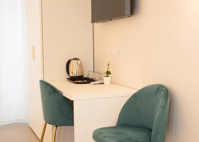 Отель типа "постель и завтрак" Roxy Luxury House 4*